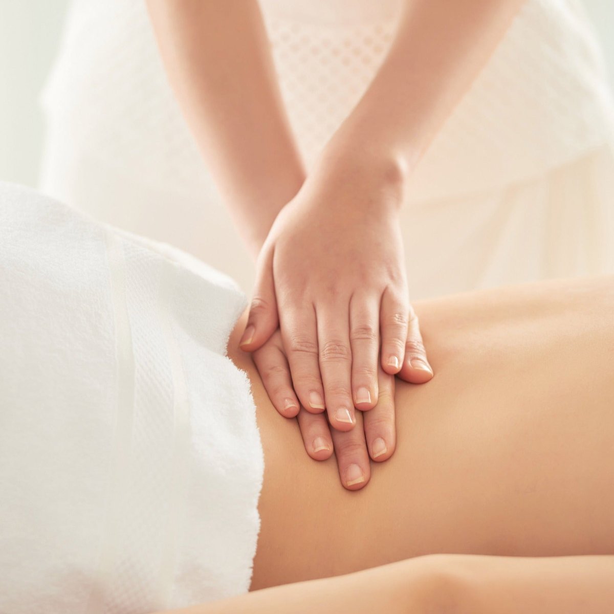 Rückenmassage mit entspannender Berührung auf unterem Rücken für Stressabbau während einer Wellness-Massage im ZAR Kiel.