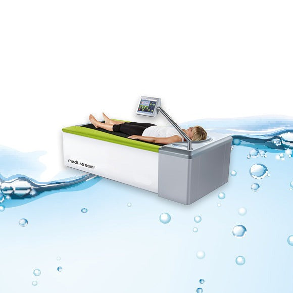 medi stream Wassermassageliege: Frau entspannt auf moderner Hydrojet-Therapie-Liege im ZAR Kiel.