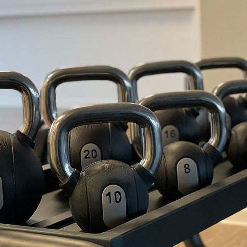 Verschiedene Kettlebells für das Krafttraining bei der medizinischen Trainingstherapie (MTT) im ZAR Kiel.